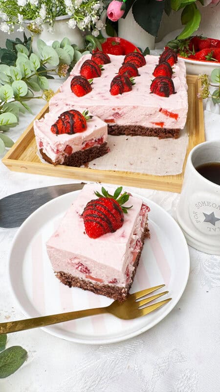 Einfacher Erdbeeren-Schoko-Kuchen vom Blech: Fruchtig, cremig & 100% ... Einfacher Erdbeeren-Schoko-Kuchen vom Blech: Fruchtig, cremig & 100% ...