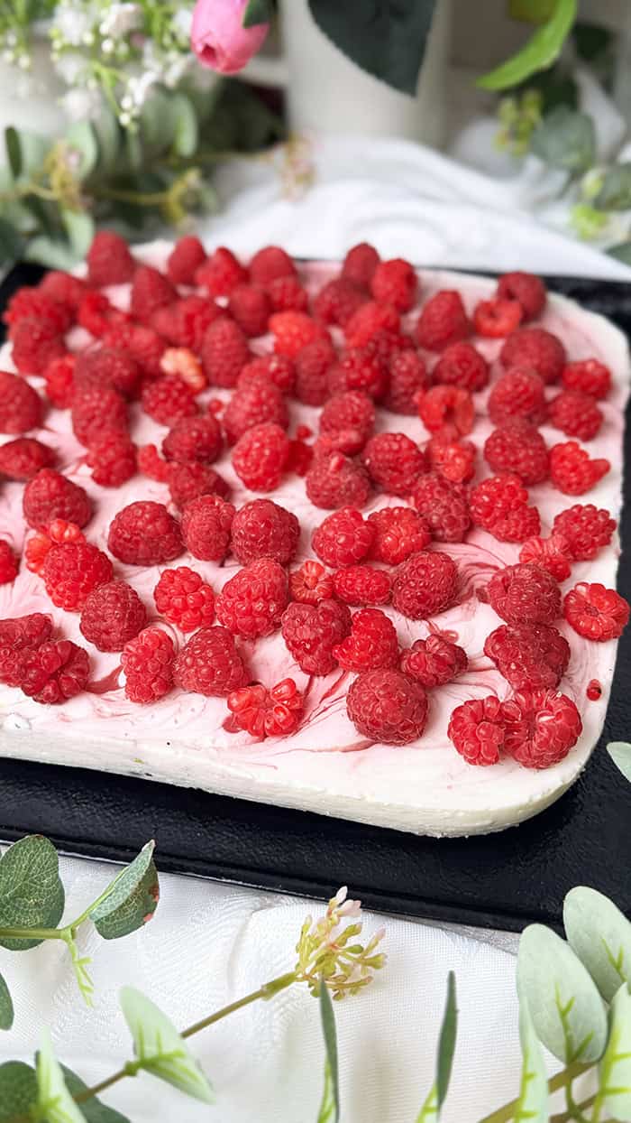 Cremiger Himbeerkuchen mit Kokosboden und frischen Himbeeren, ohne Backen