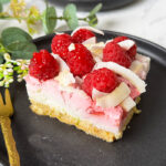 Cremiger Himbeerkuchen mit Kokosboden und frischen Himbeeren, ohne Backen