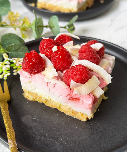 Cremiger Himbeerkuchen mit Kokosboden und frischen Himbeeren, ohne Backen