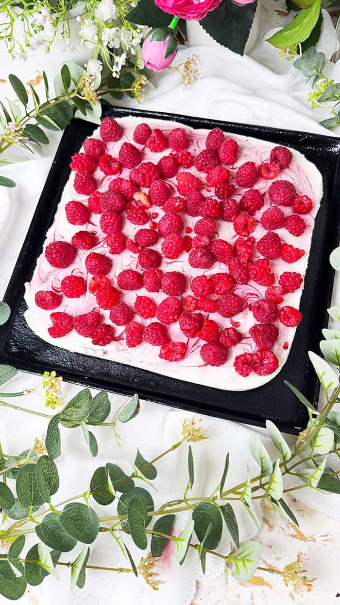 Cremiger Himbeerkuchen mit Kokosboden und frischen Himbeeren, ohne Backen