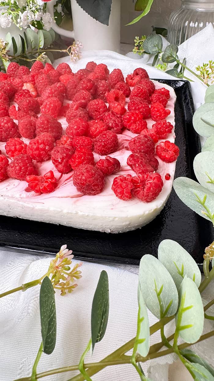 Cremiger Himbeerkuchen mit Kokosboden und frischen Himbeeren, ohne Backen