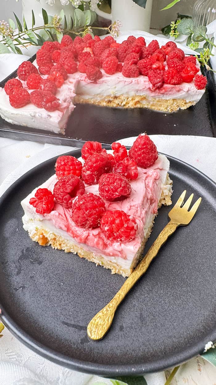 Cremiger Himbeerkuchen mit Kokosboden und frischen Himbeeren, ohne Backen