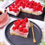 Cremiger Himbeerkuchen mit Kokosboden und frischen Himbeeren, ohne Backen