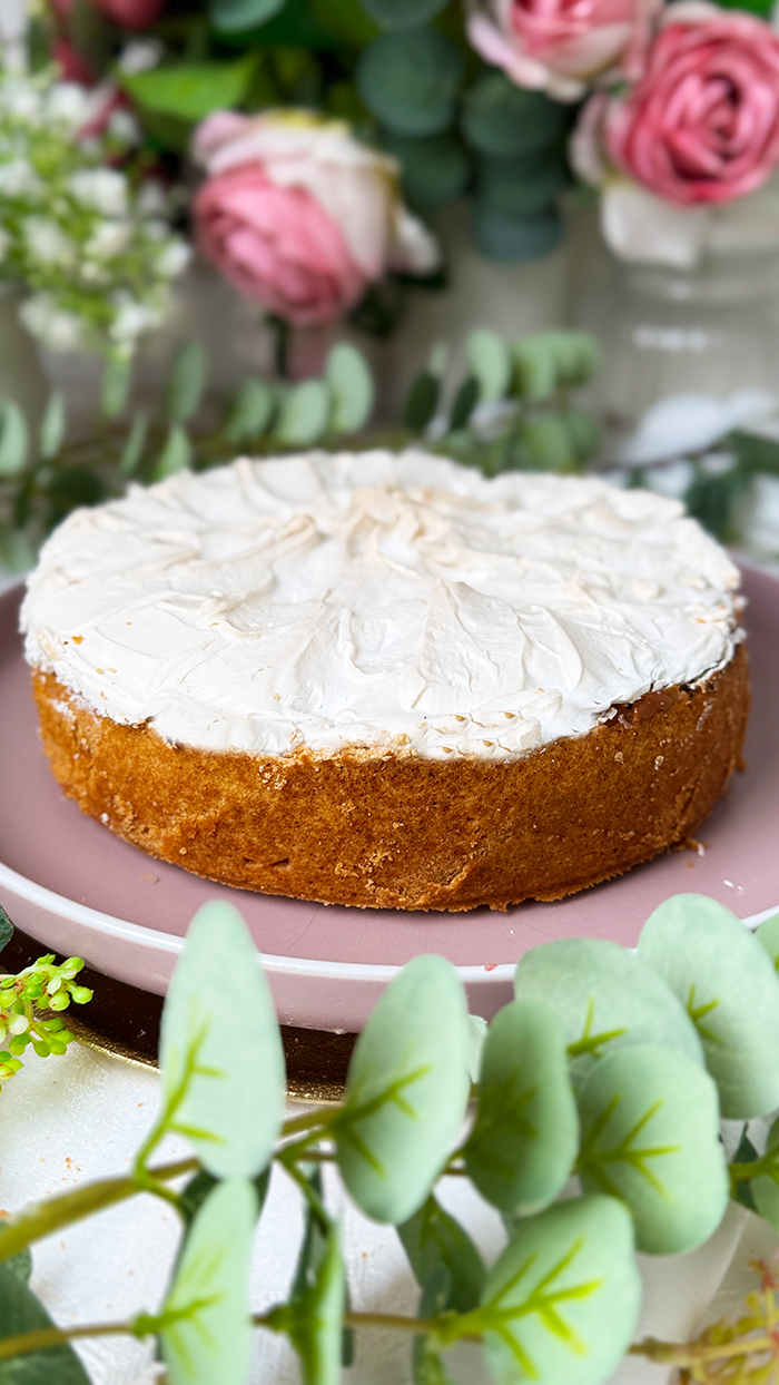 Johannisbeerkuchen mit Baiser auf einer Kuchenplatte serviert