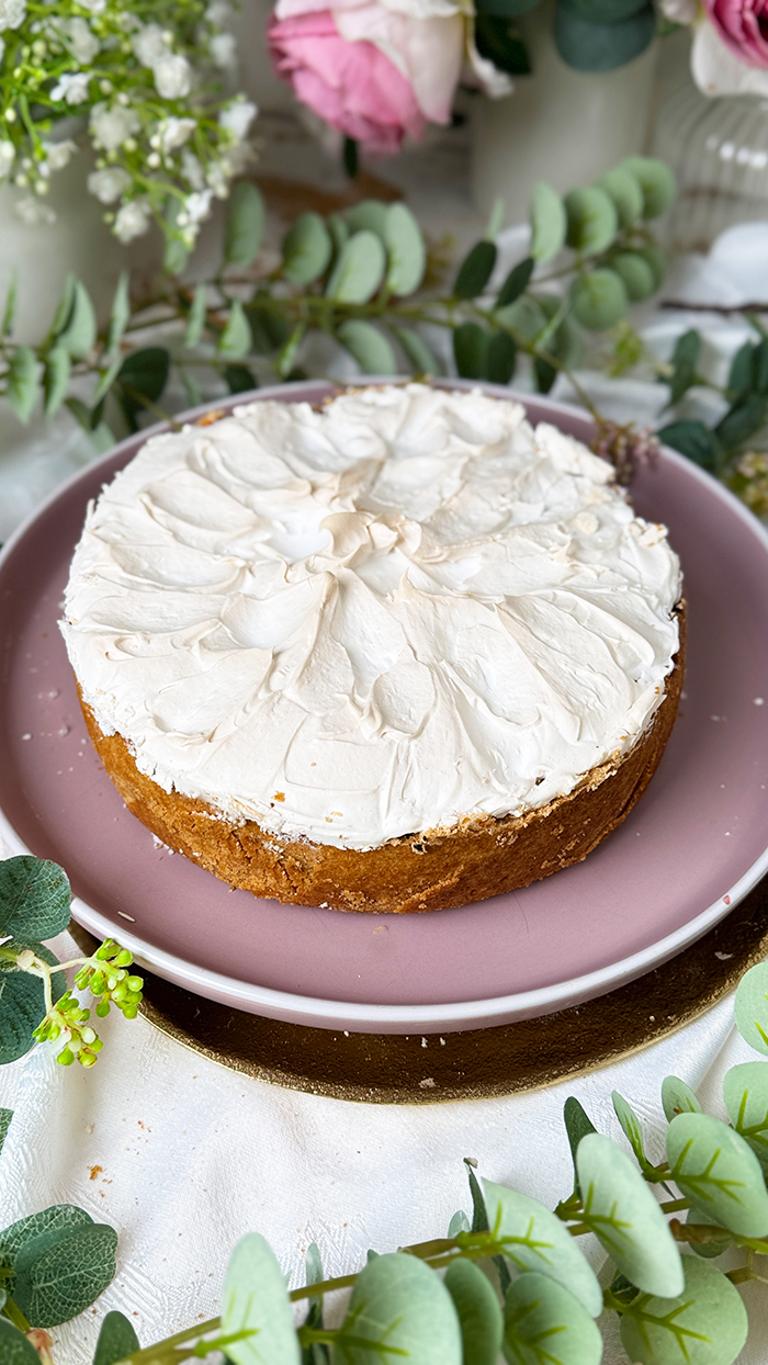 Johannisbeerkuchen mit Baiser auf einer Kuchenplatte serviert