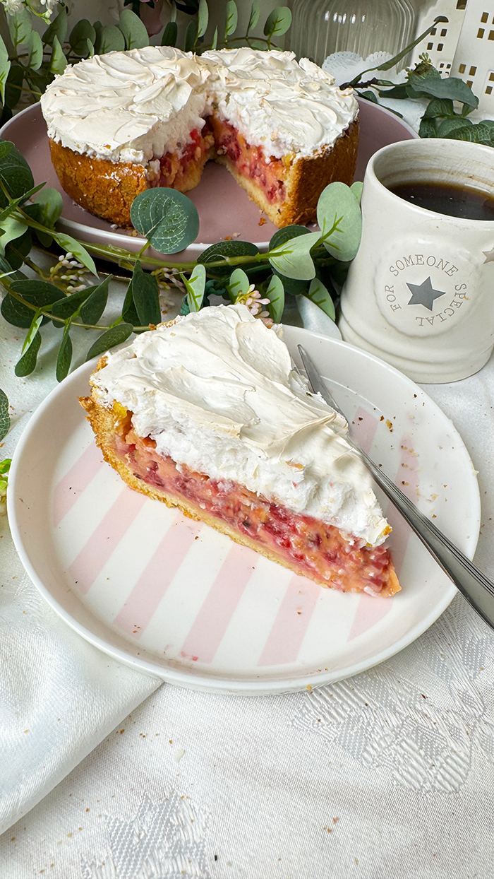 Johannisbeerkuchen Stück mit Baiser auf einer Kuchenplatte serviert