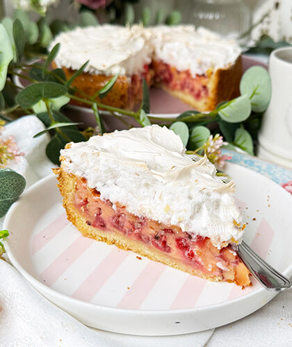 Johannisbeerkuchen mit Baiser einfach selbst machen: 100 % Sommer pur 1 Johannisbeerkuchen Stück mit Baiser auf einer Kuchenplatte serviert
