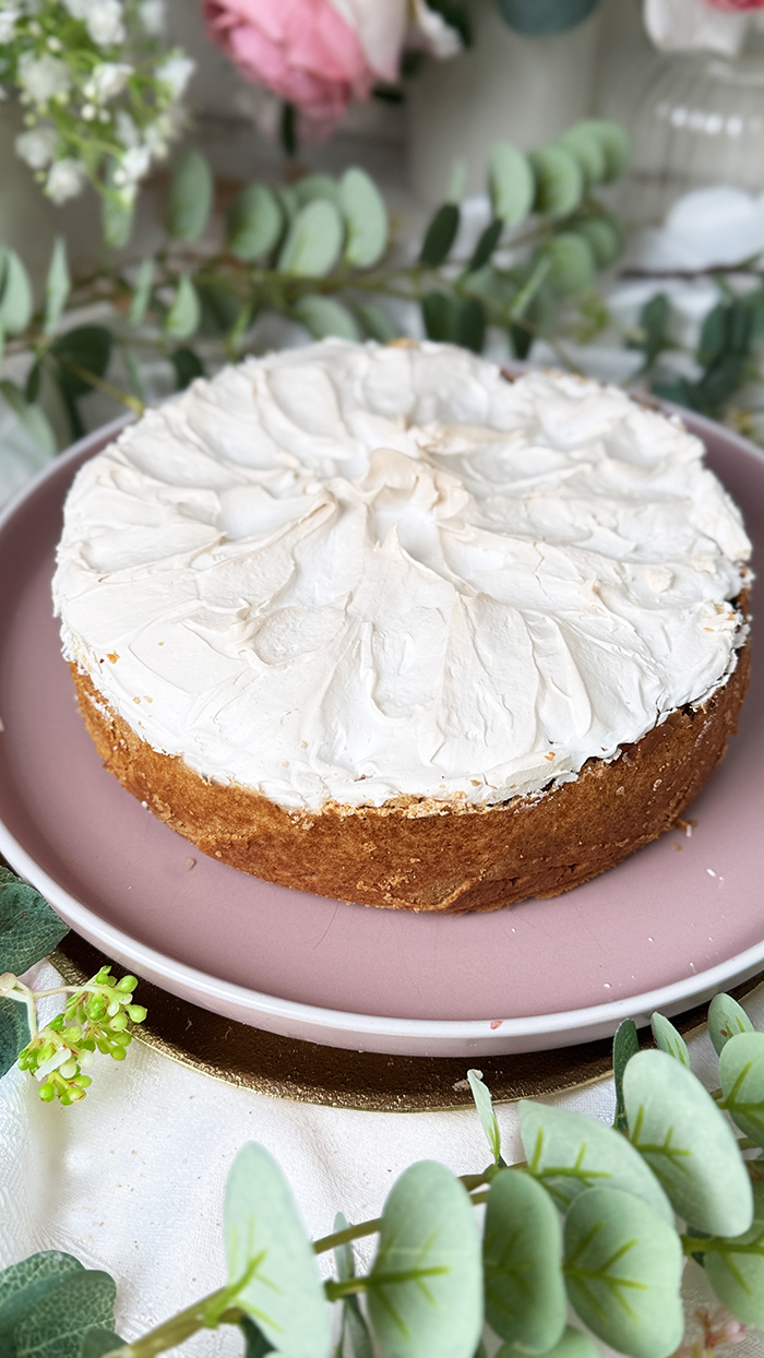 Johannisbeerkuchen mit Baiser auf einer Kuchenplatte serviert
