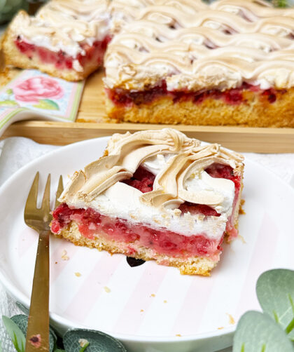 Johannisbeerkuchen mit Baiser vom Blech: 1A fruchtig, cremig & einfach 1 Johannisbeerkuchen mit Baiser vom Blech, in Stücke geschnitten, mit frischen Beeren und Kaffee serviert.