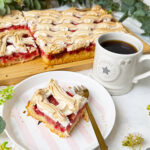 Saftiger Johannisbeerkuchen mit Baiser vom Blech mit Mandeln im Boden, Sauerrahmfüllung und süßem Baiser-Gitter.