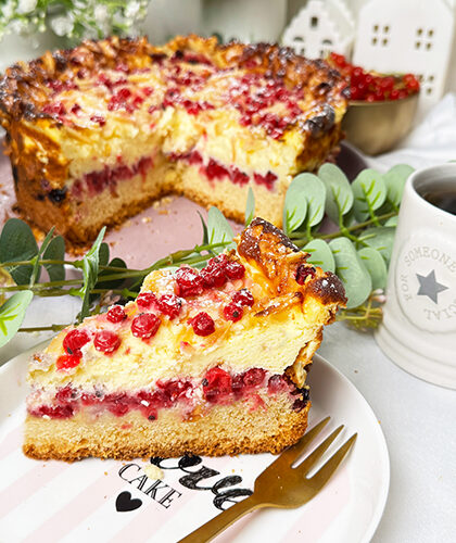 Johannisbeerkuchen mit Mascarpone: 3 Schichten Sommerglück mit Rührteig, Creme, Mandel-Crunch 1 Ein Johannisbeerkuchen mit Mascarponecreme und goldbraunem Mandel-Crunch auf einem Teller, ein Kuchen mit Mandeln und Johannisbeeren