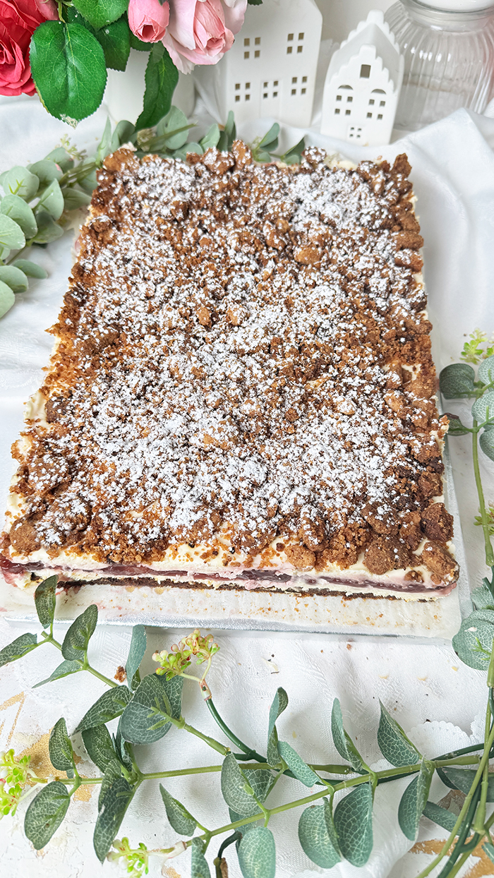 Kirsch-Streuselkuchen mit Creme vom Blech Rezept