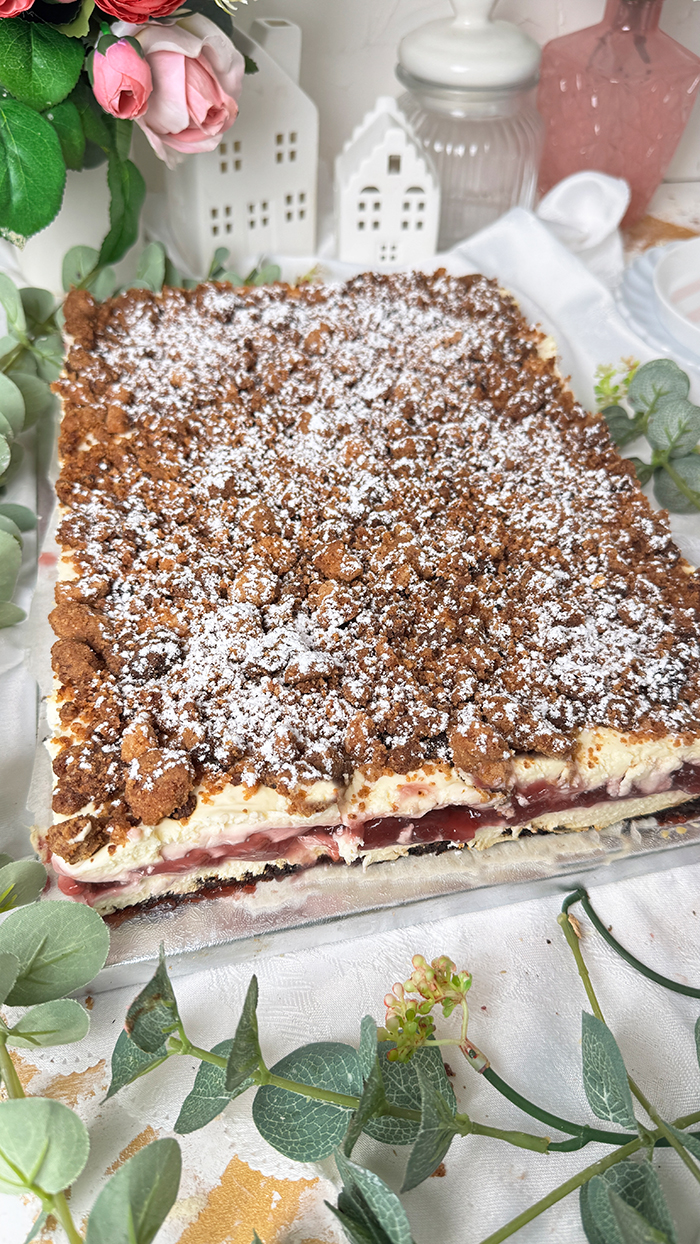 Kirsch-Streuselkuchen mit Creme vom Blech Rezept