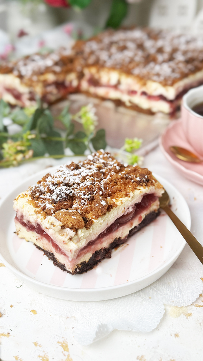 Ein Stück Kirsch-Streuselkuchen mit Creme vom Blech 
