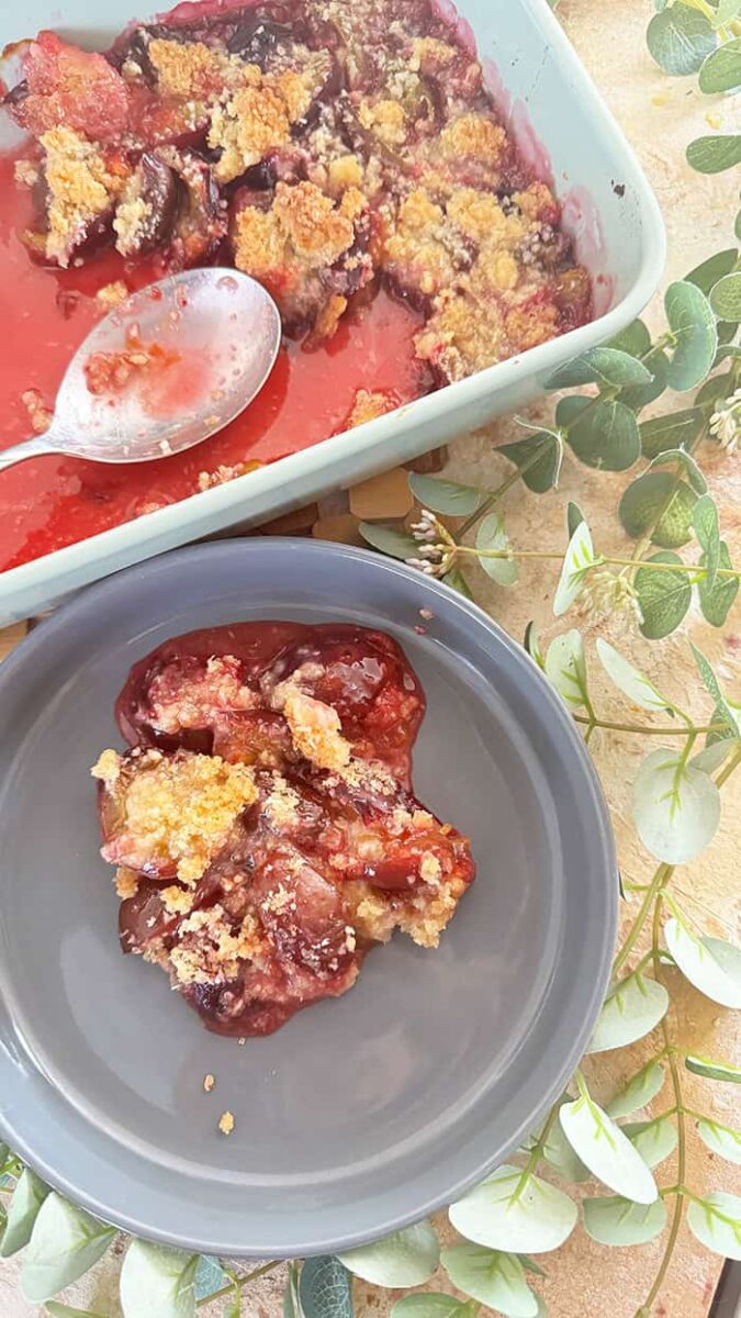 Knuspriger Pflaumen-Crumble mit Kokos: Einfach, fruchtig, 100% unfassbar lecker 1 Pflaumen Crumble mit Kokos Rezept