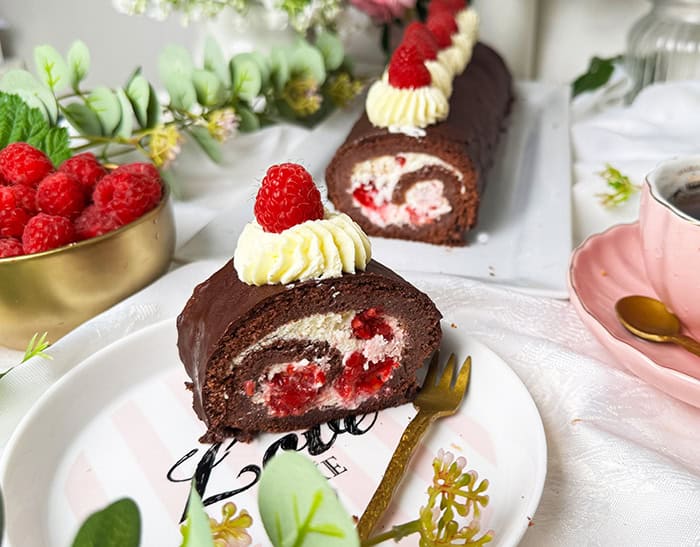 Schoko-Biskuitrolle mit Himbeeren – einfaches Rezept mit Wow-Effekt