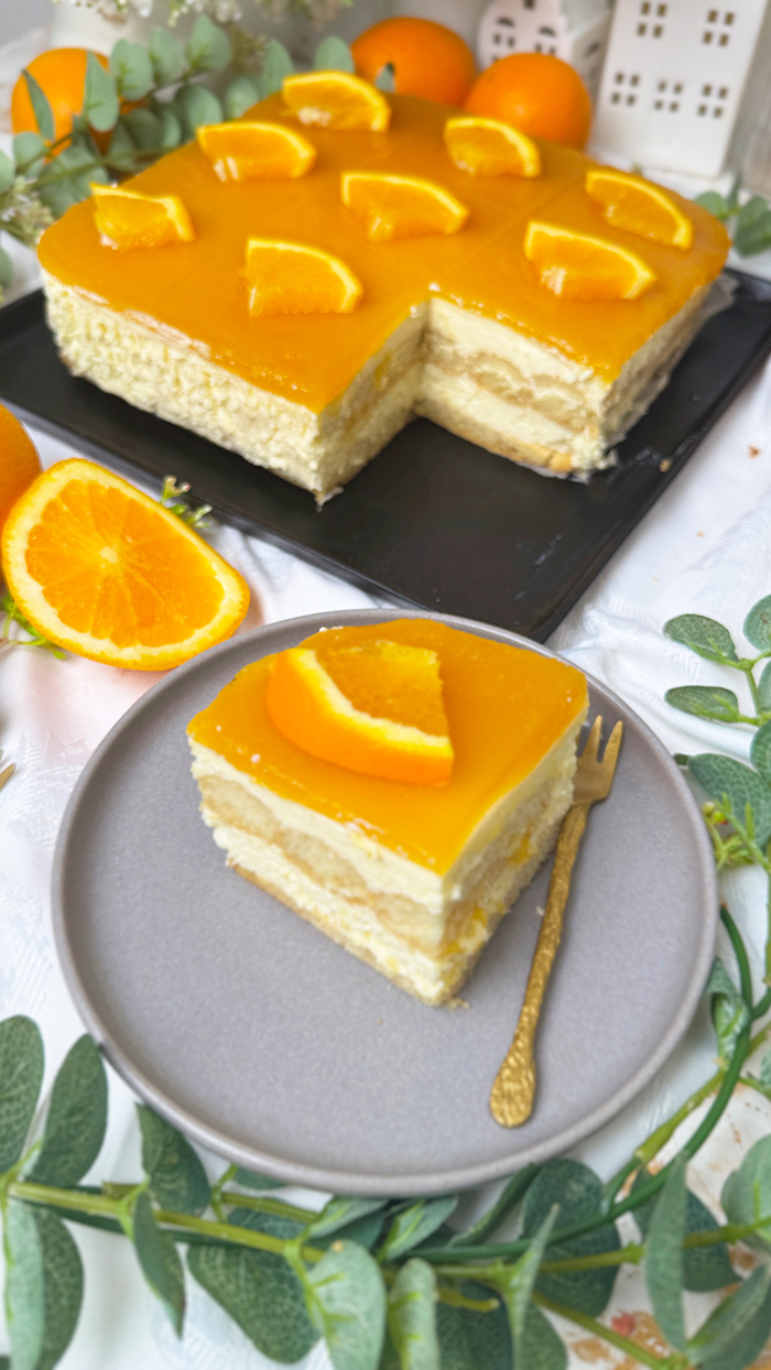 Cremiges Solero-Tiramisu mit Maracujaspiegel und Orangendeko – frisches Sommerdessert auf einem Teller serviert