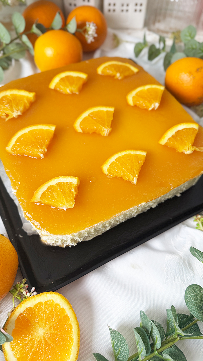 Cremiges Solero-Tiramisu mit Maracujaspiegel und Orangendeko – frisches Sommerdessert auf einem Teller serviert