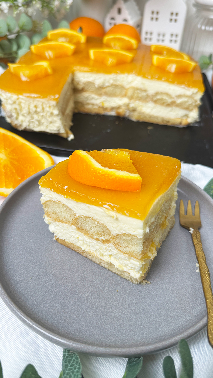 Cremiges Solero-Tiramisu mit Maracujaspiegel und Orangendeko – frisches Sommerdessert auf einem Teller serviert.