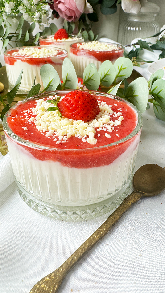 Spaghetti-Eis-Dessert im Glas mit Mascarponecreme, Erdbeersoße und weißer Schokolade