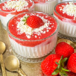 Spaghetti-Eis-Dessert im Glas mit Mascarponecreme, Erdbeersoße und weißer Schokolade