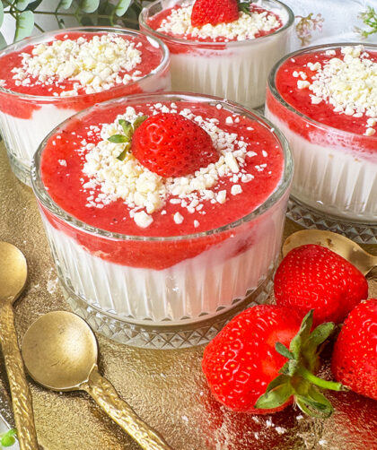 Spaghetti-Eis-Dessert im Glas mit Mascarponecreme, Erdbeersoße und weißer Schokolade