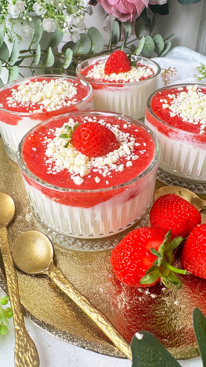 Spaghetti-Eis-Dessert im Glas mit Mascarponecreme, Erdbeersoße und weißer Schokolade