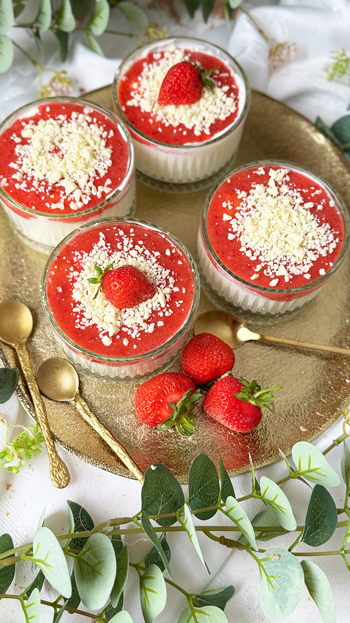Spaghetti-Eis-Dessert im Glas mit Mascarponecreme, Erdbeersoße und weißer Schokolade