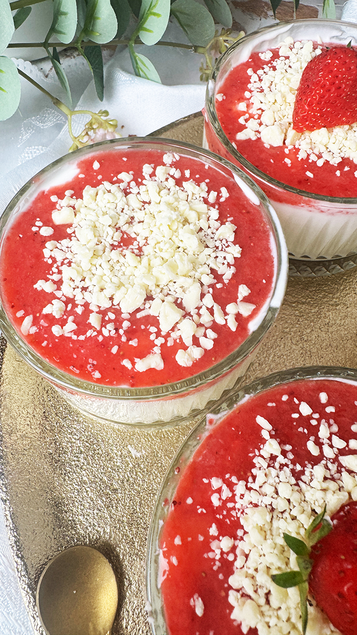 Spaghetti-Eis-Dessert im Glas mit Mascarponecreme, Erdbeersoße und weißer Schokolade