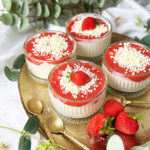 Cremiges Spaghetti-Eis-Dessert im Glas mit Mascarpone-Quark-Creme, frischer Erdbeersoße und geraspelter weißer Schokolade als Topping – ein sommerliches Dessert ohne Eismaschine