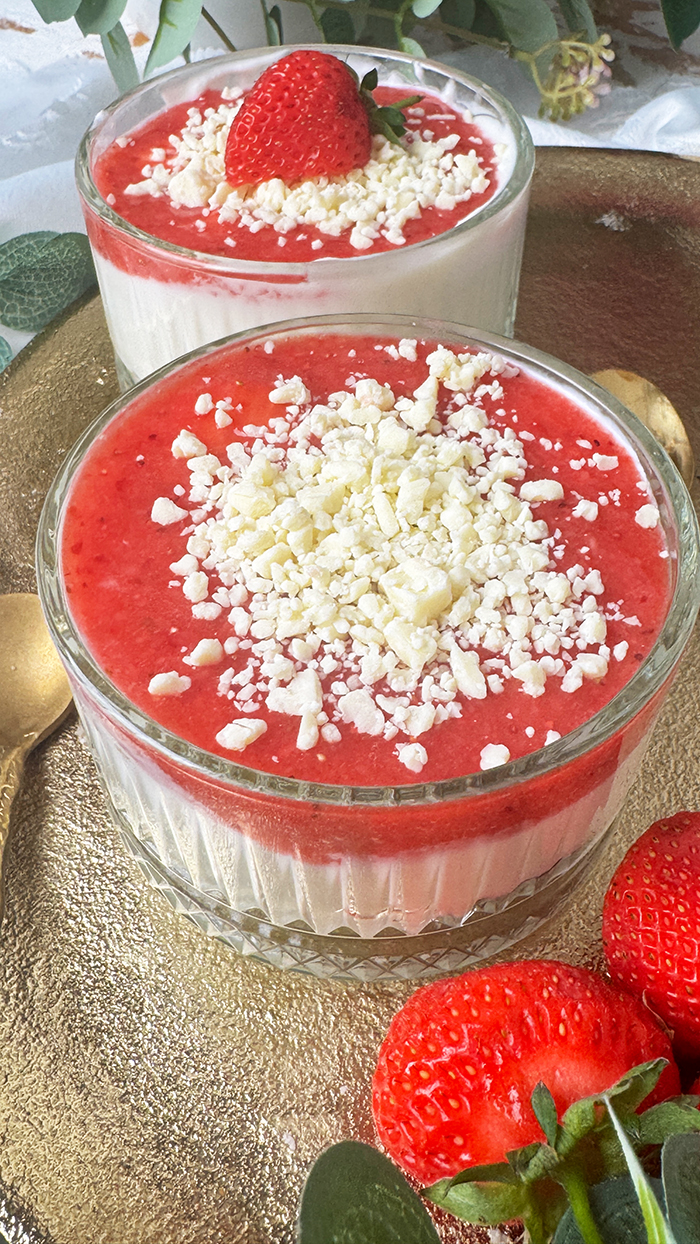 Spaghetti-Eis-Dessert im Glas mit Mascarponecreme, Erdbeersoße und weißer Schokolade