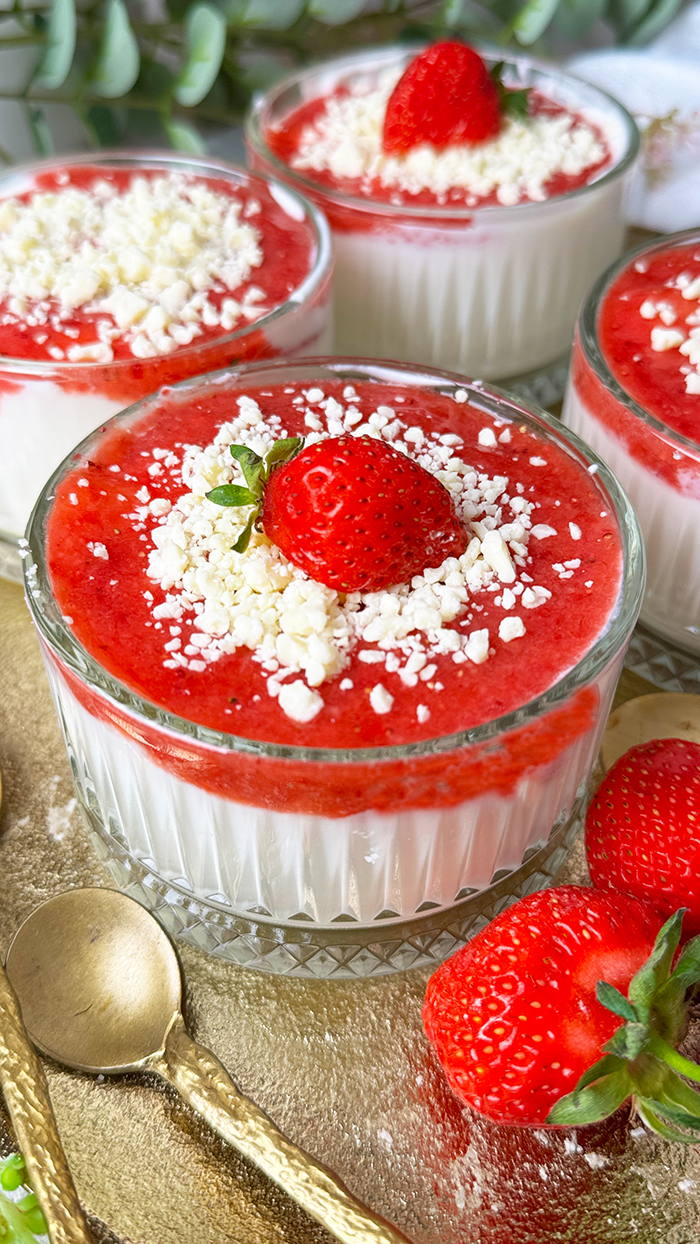 Spaghetti-Eis-Dessert im Glas mit Mascarponecreme, Erdbeersoße und weißer Schokolade