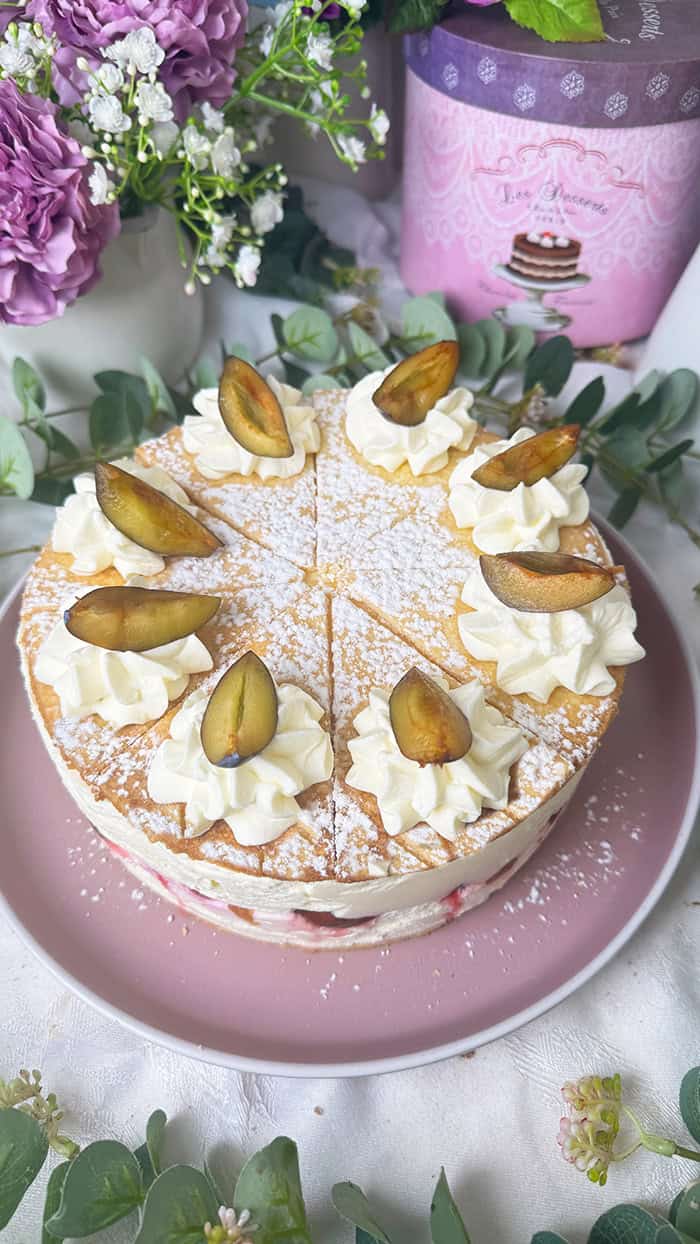 Cremige Käse-Sahnetorte mit Pflaumen Rezept