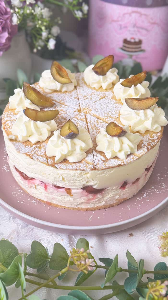Cremige Käse-Sahnetorte mit Pflaumen Rezept