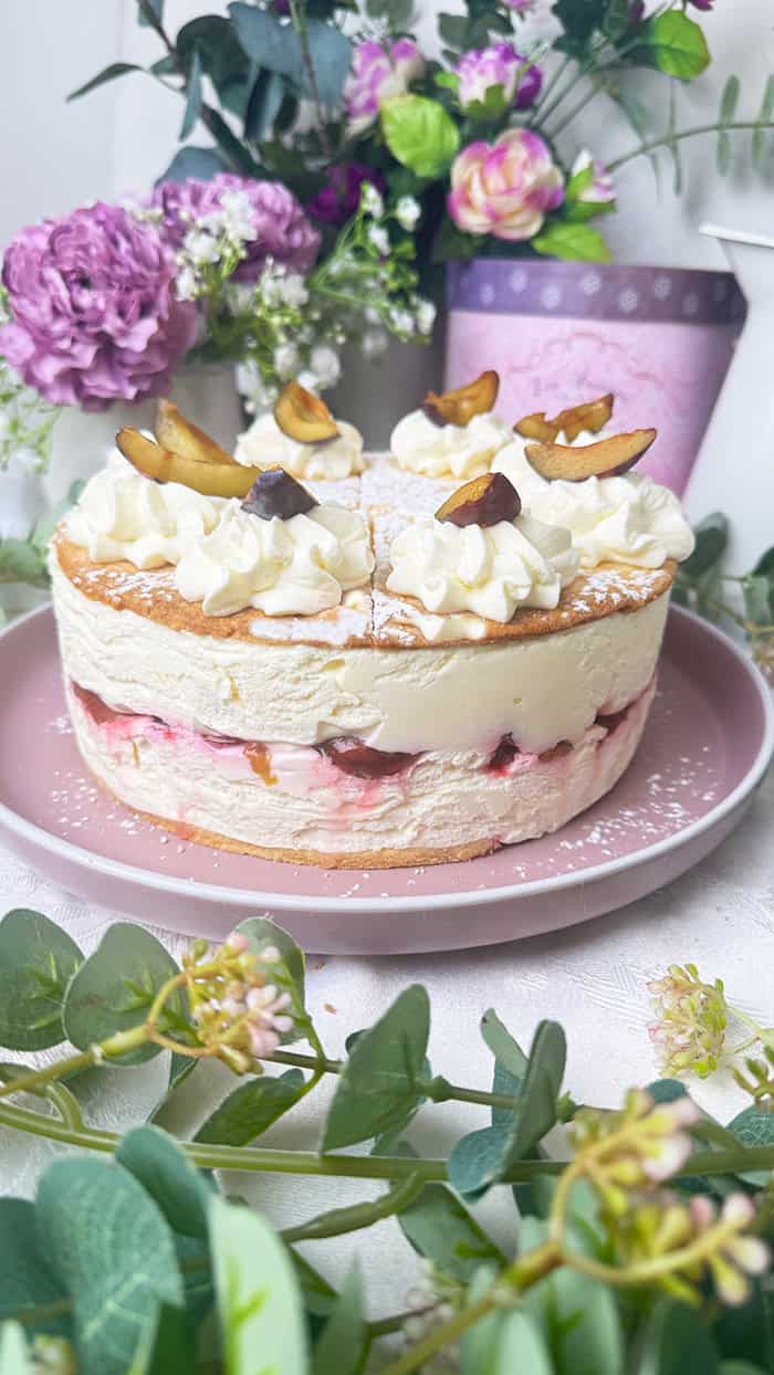Cremige Käse-Sahnetorte mit Pflaumen
