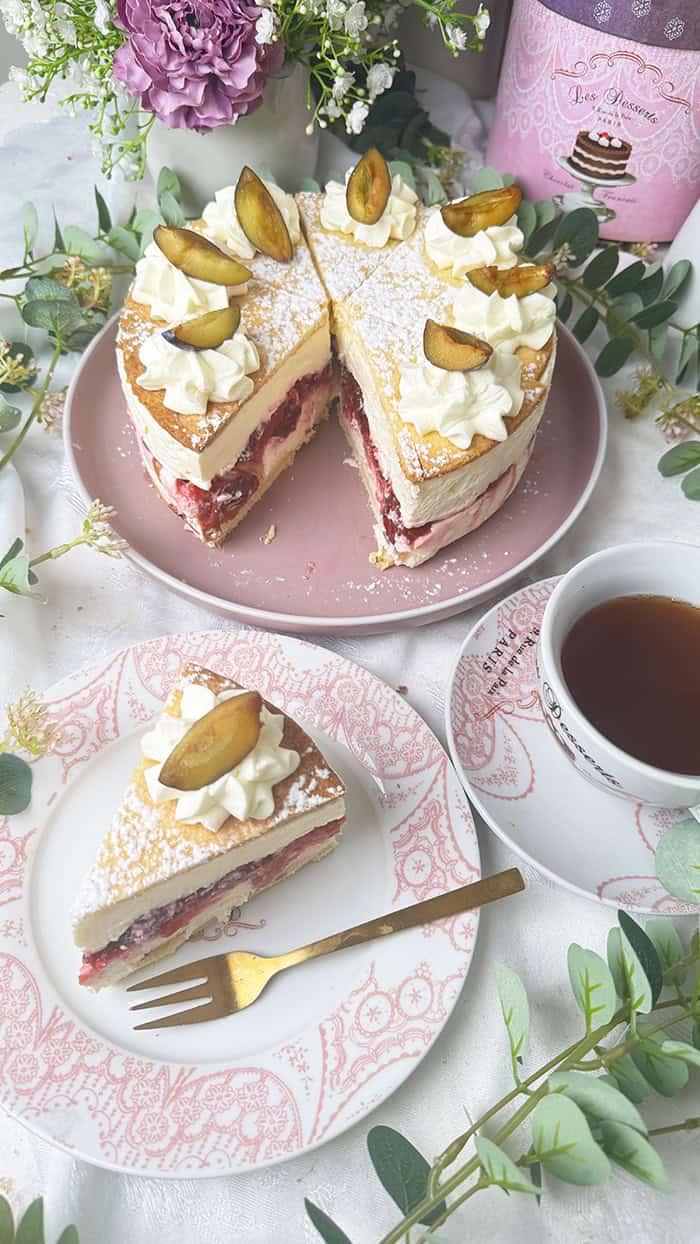 Cremige Käse-Sahnetorte mit Pflaumen Rezept