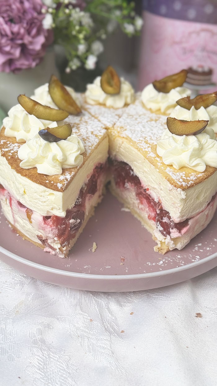Cremige Käse-Sahnetorte mit Pflaumen Rezept