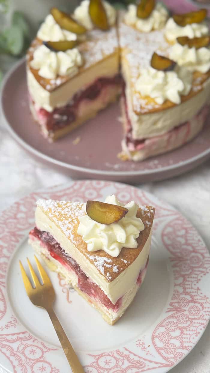 Cremige Käse-Sahnetorte mit Pflaumen Rezept