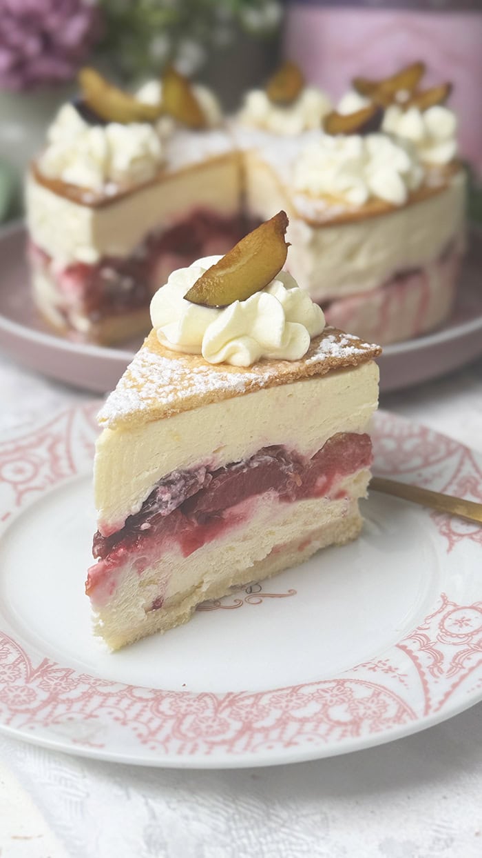 Cremige Käse-Sahnetorte mit Pflaumen Rezept