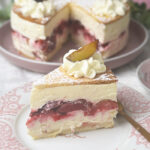 Cremige Käse-Sahnetorte mit Pflaumen Rezept