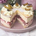 Cremige Käse-Sahnetorte mit Pflaumen auf einen Teller