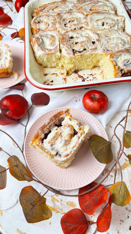 Frisch glasierte Apfel Zimtschnecken mit Frosting in einer Form, servierfertig