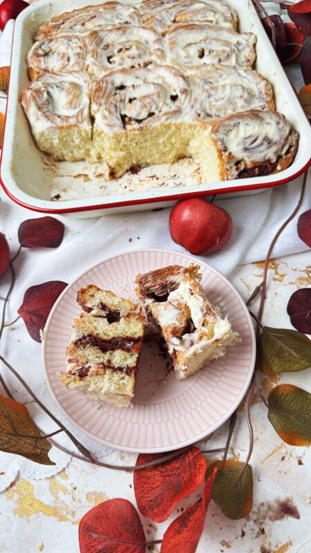 Frisch glasierte Apfel Zimtschnecken mit Frosting in einer Form, servierfertig