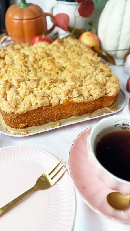 Apfelkuchen vom Blech mit Streusel - einfaches Rezept für den Klassiker,Apfelkuchen vom Blech, Streuselkuchen, Rührteig Rezept, einfacher Apfelkuchen, Blechkuchen mit Äpfeln, Streusel Rezept, saftiger Apfelkuchen, Kuchen backen leicht gemacht, Herbstkuchen, Kuchenklassiker 