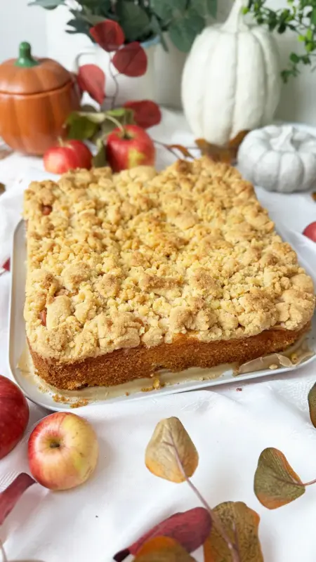 Apfelkuchen vom Blech mit Streusel - einfaches Rezept für den Klassiker