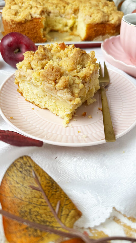 Apfelkuchen vom Blech mit Streusel - einfaches Rezept für den Klassiker