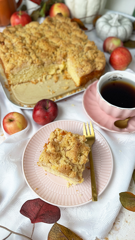 Apfelkuchen vom Blech mit Streusel - einfaches Rezept für den Klassiker