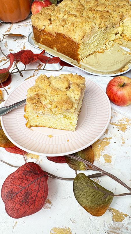 Apfelkuchen vom Blech mit Streusel - einfaches Rezept für den Klassiker,Apfelkuchen vom Blech, Streuselkuchen, Rührteig Rezept, einfacher Apfelkuchen, Blechkuchen mit Äpfeln, Streusel Rezept, saftiger Apfelkuchen, Kuchen backen leicht gemacht, Herbstkuchen, Kuchenklassiker 