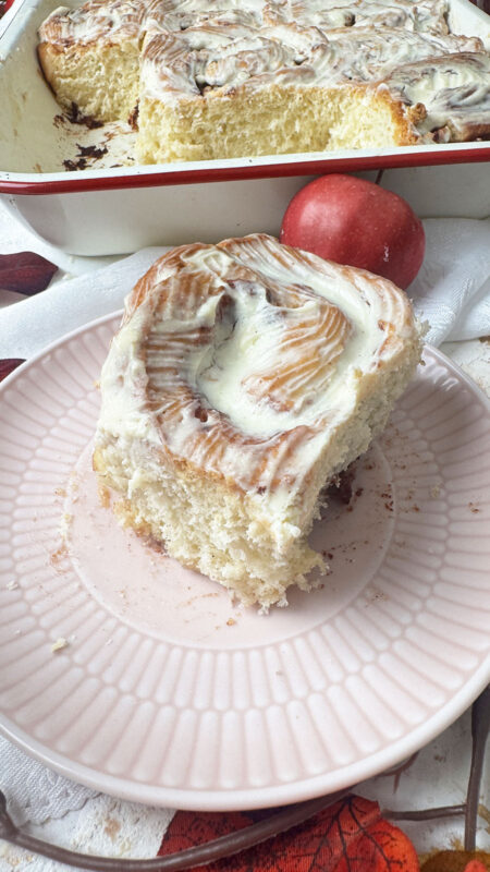 Frisch glasierte Apfel Zimtschnecken mit Frosting in einer Form, servierfertig
